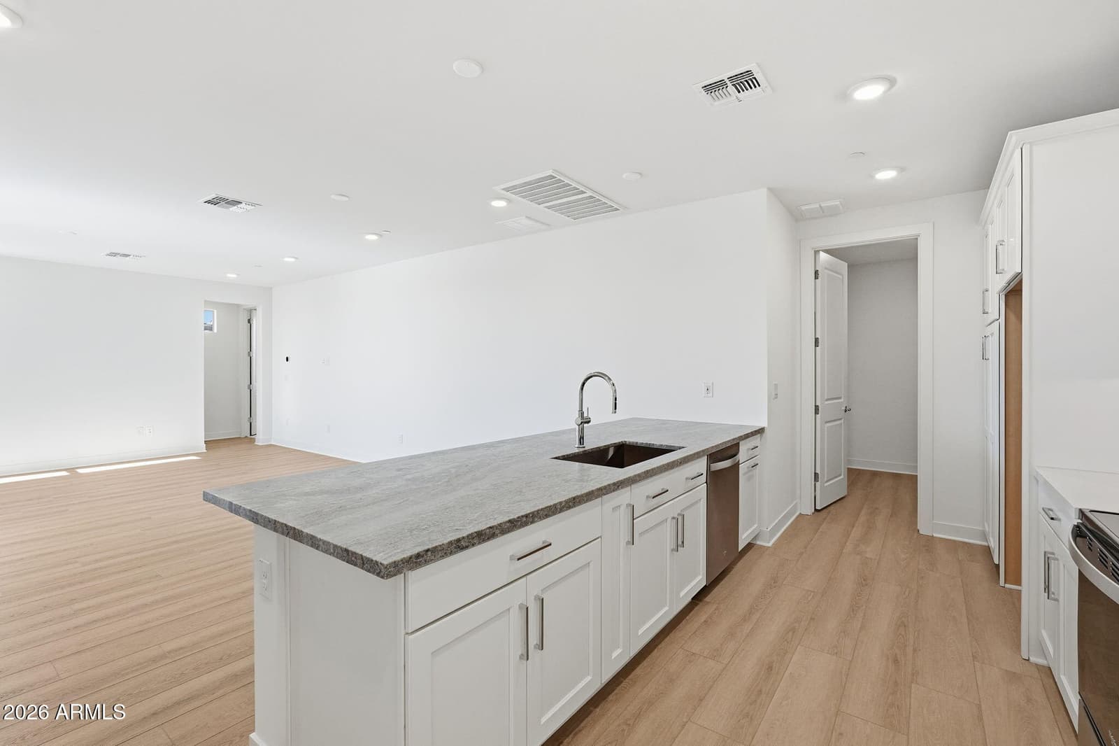 2121 W SONORAN DESERT Drive 75, Phoenix, AZ 85085 — photo 4 of 31