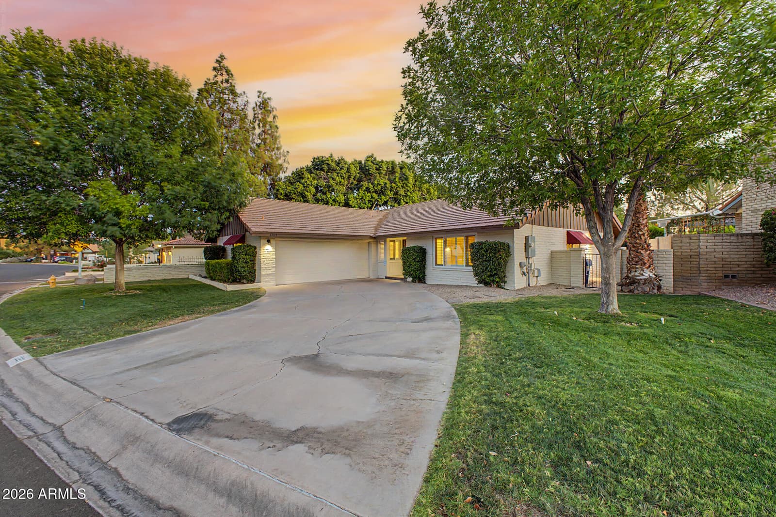 1221 E STEAMBOAT BEND Drive, Tempe, AZ 85283 — photo 3 of 55