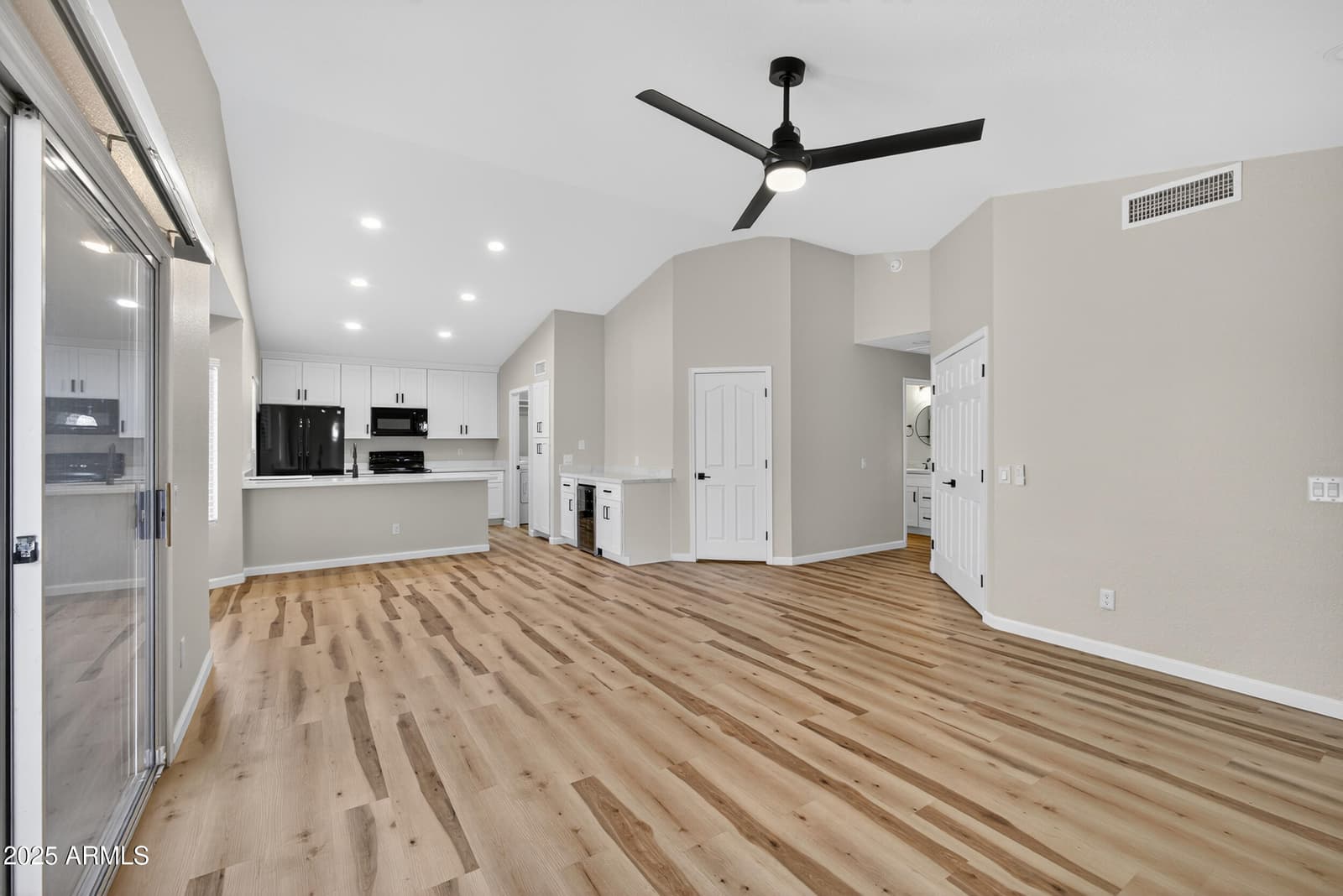 6831 S OAKMONT Drive, Chandler, AZ 85249 — photo 5 of 37