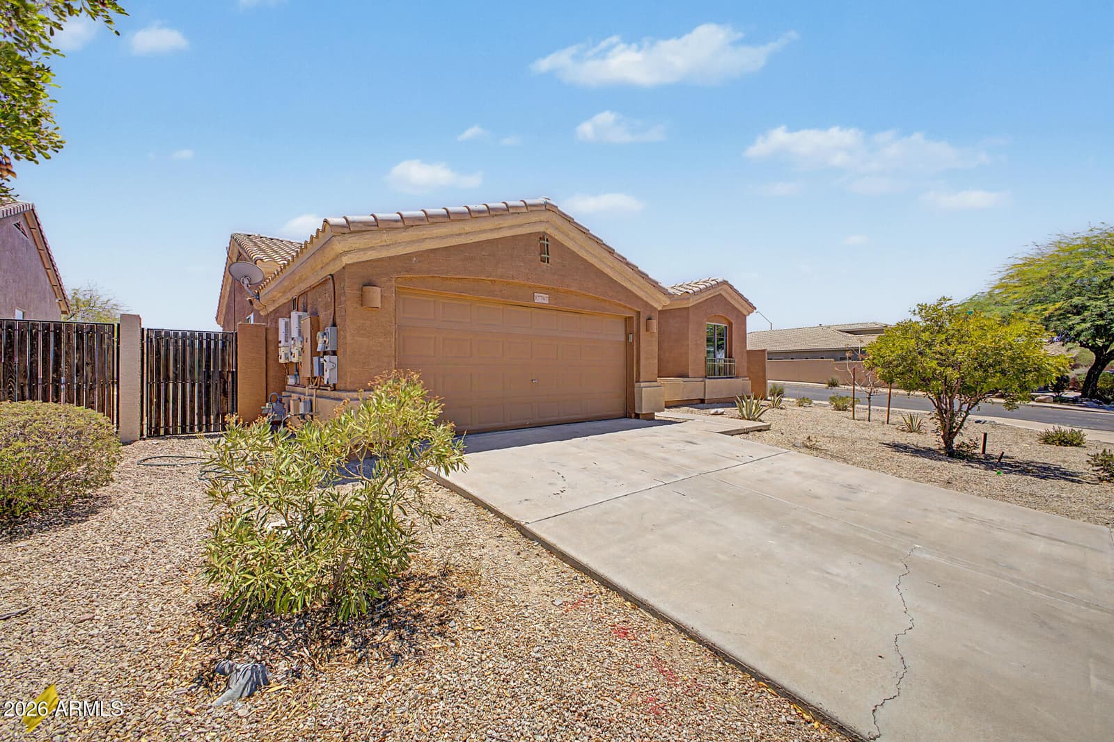 17767 W DESERT VIEW Lane, Goodyear, AZ 85338 — photo 4 of 36