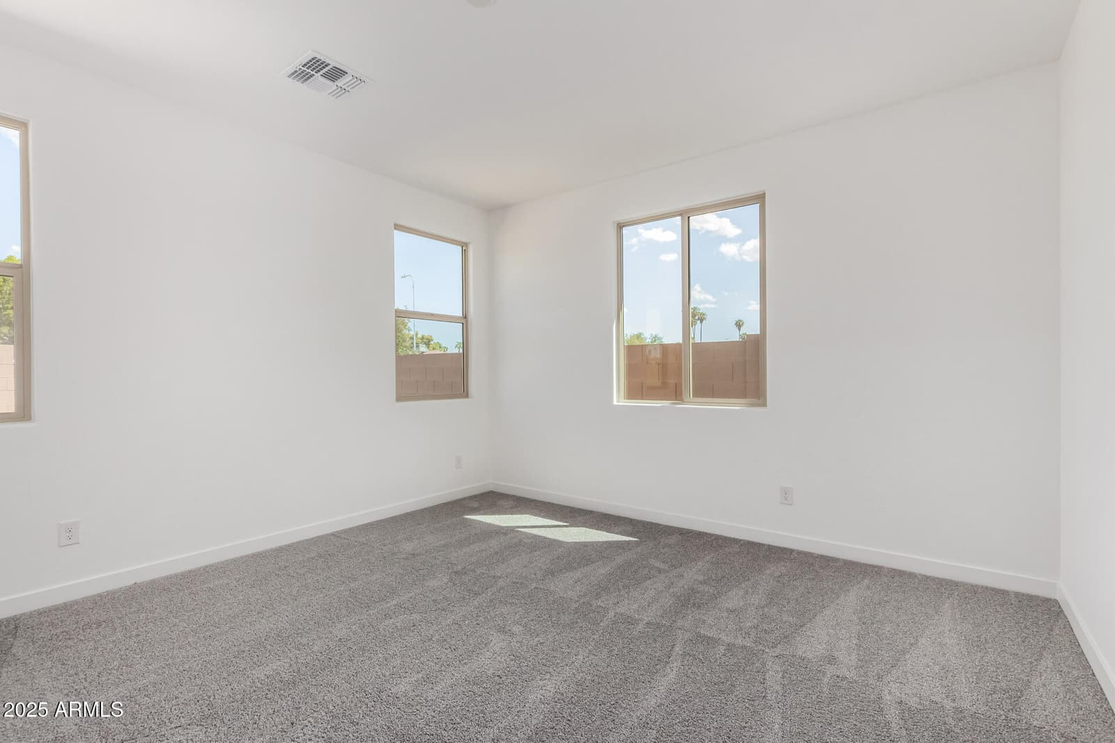 8331 N 53rd Drive, Glendale, AZ 85302 — photo 10 of 32