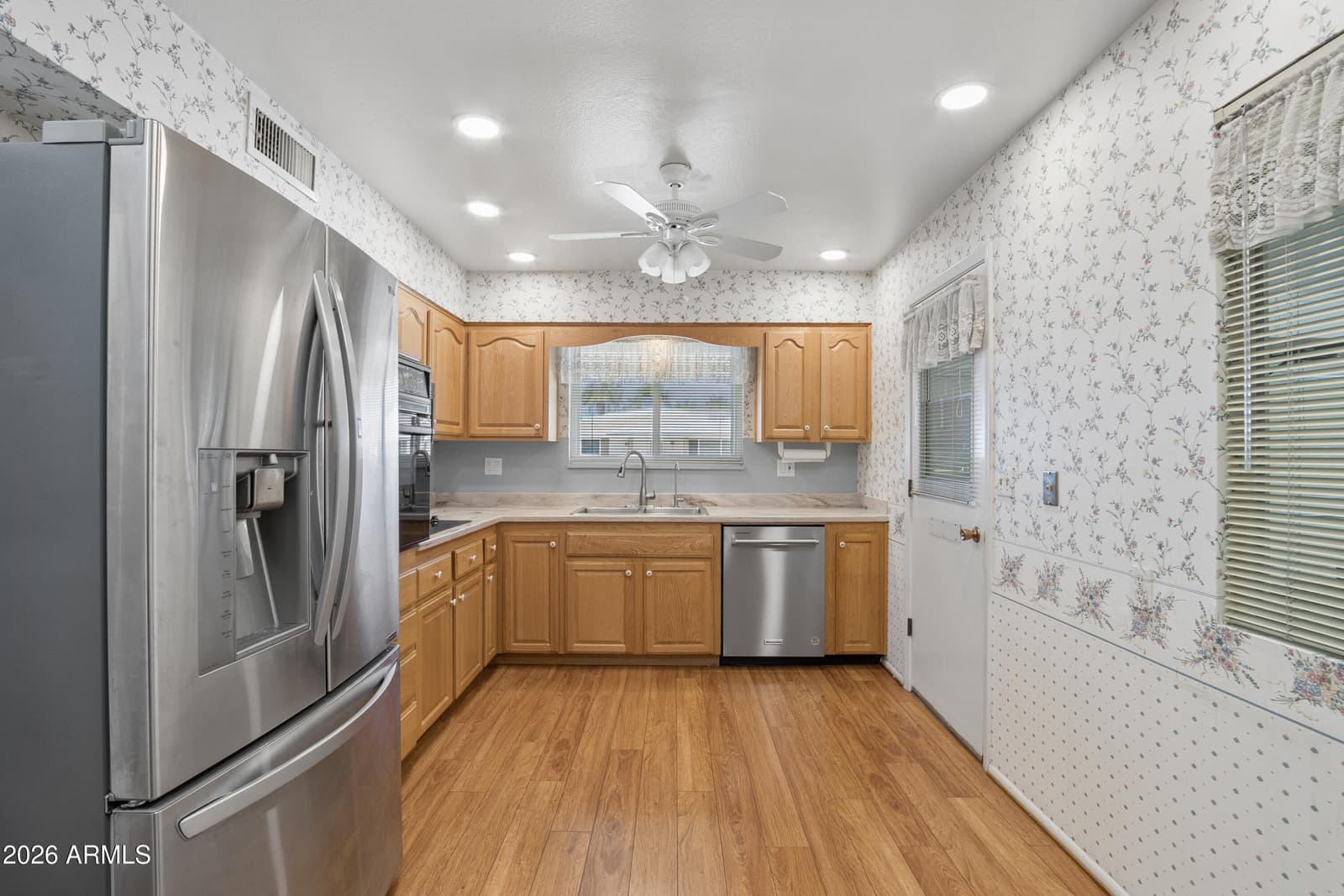 10906 W ROUNDELAY Circle S, Sun City, AZ 85351 — photo 5 of 40