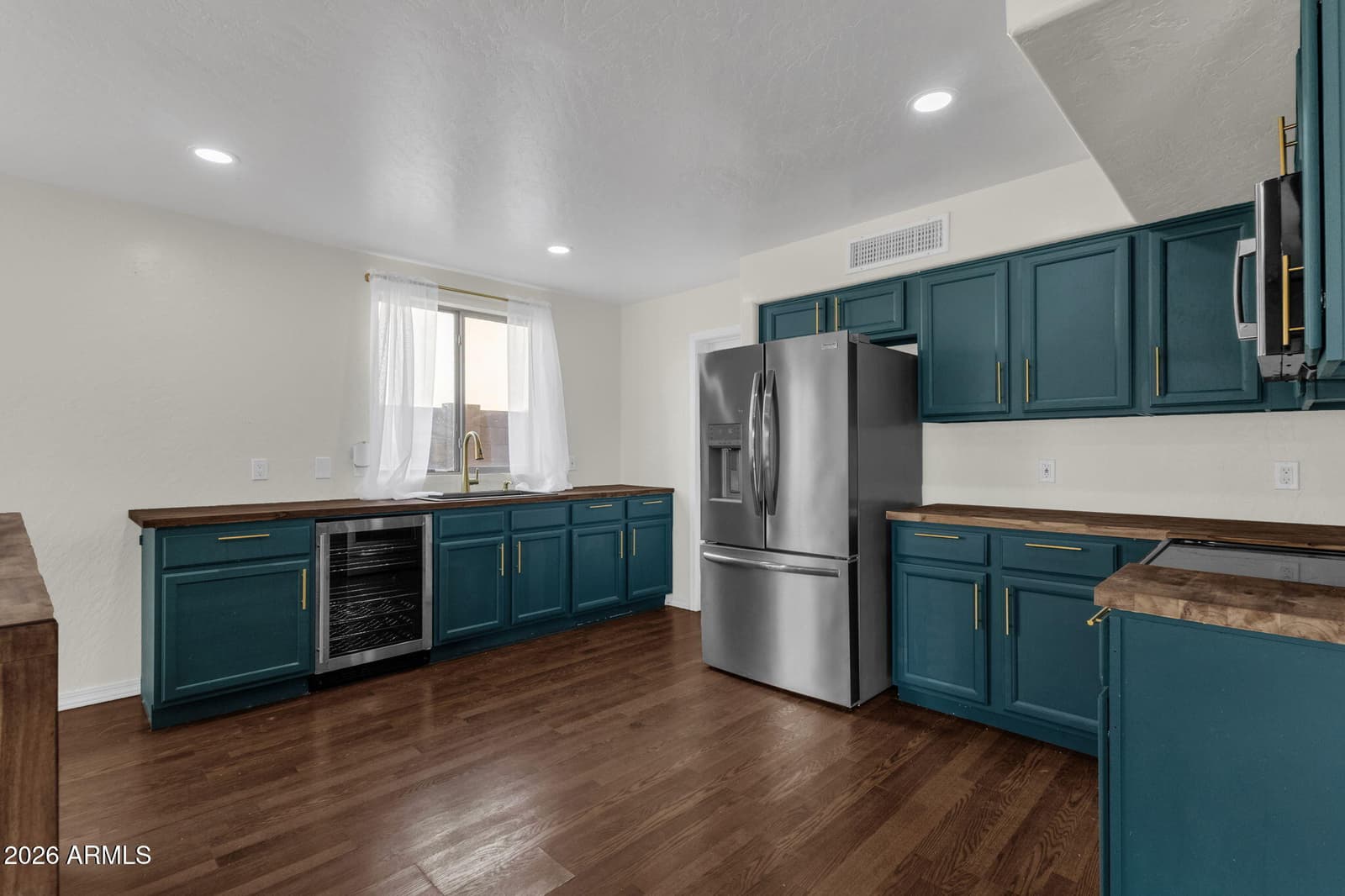 7664 W KRALL Street, Glendale, AZ 85303 — photo 10 of 34