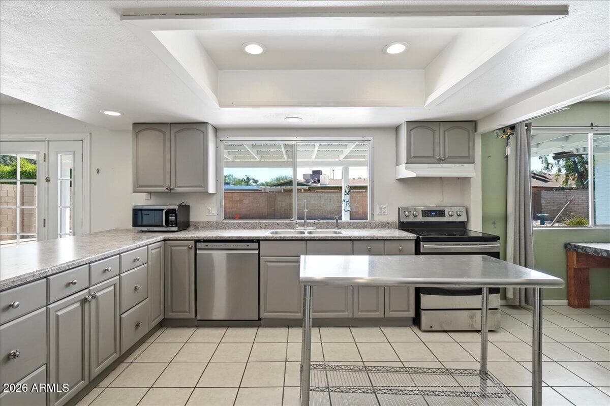 6217 S HAZELTON Lane, Tempe, AZ 85283 — photo 4 of 17