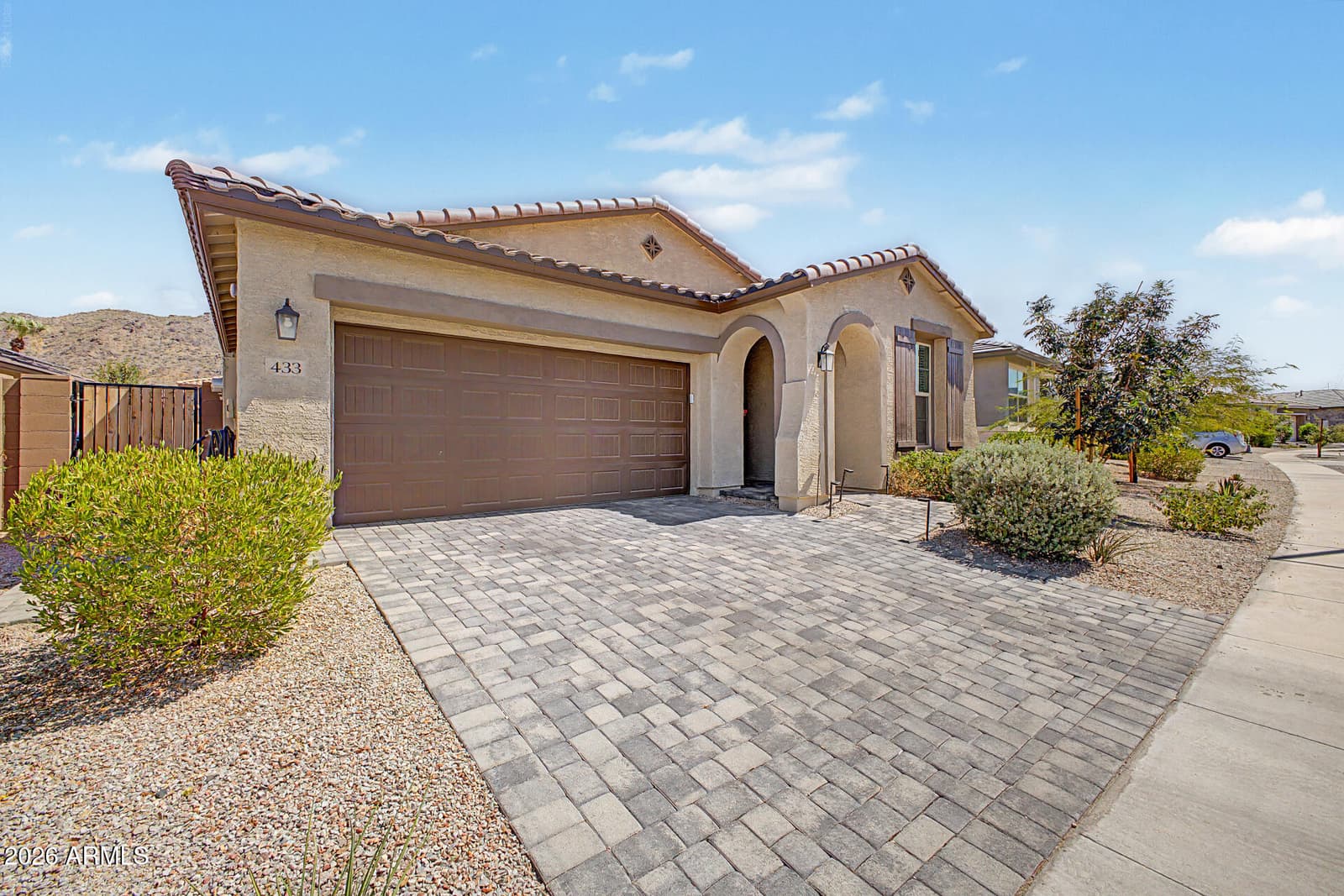 433 E SPIRIT Trail, Phoenix, AZ 85042 — photo 3 of 33