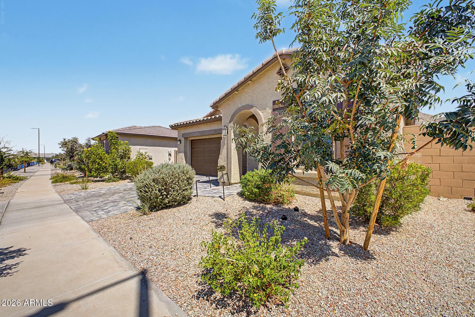 433 E SPIRIT Trail, Phoenix, AZ 85042 — photo 5 of 33