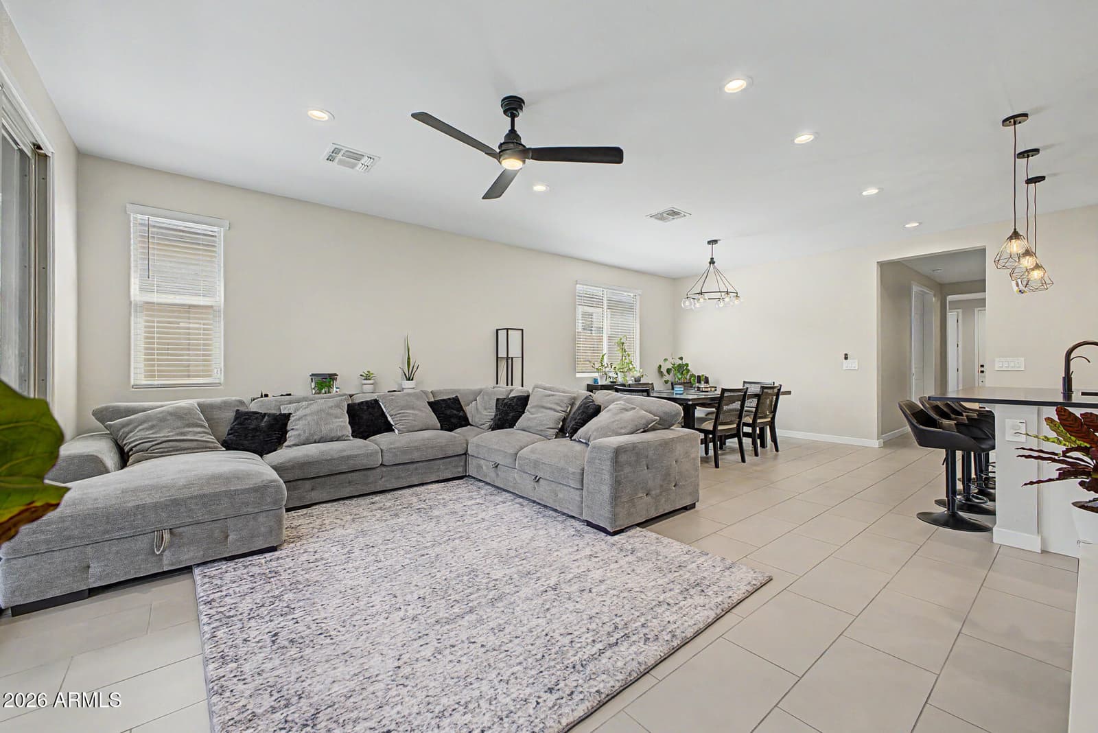 433 E SPIRIT Trail, Phoenix, AZ 85042 — photo 10 of 33