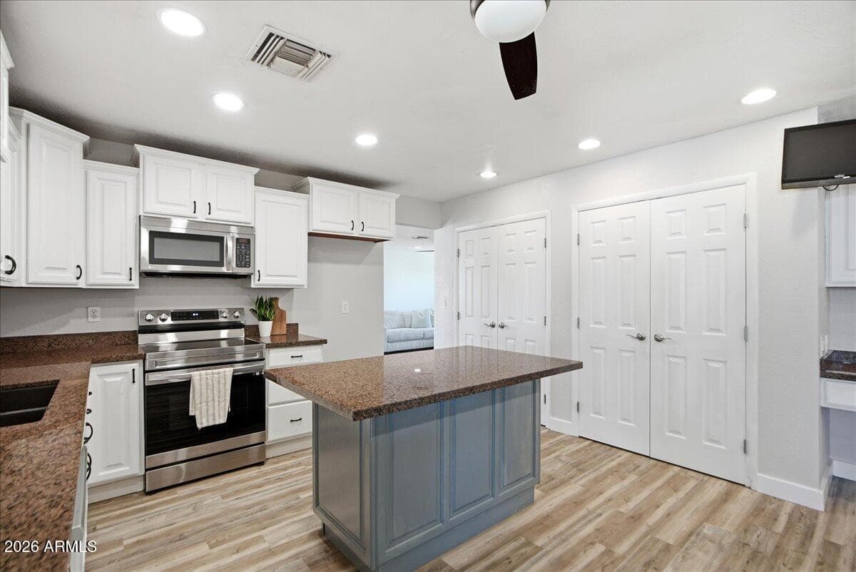 686 W 22nd Avenue, Apache Junction, AZ 85120 — photo 11 of 44