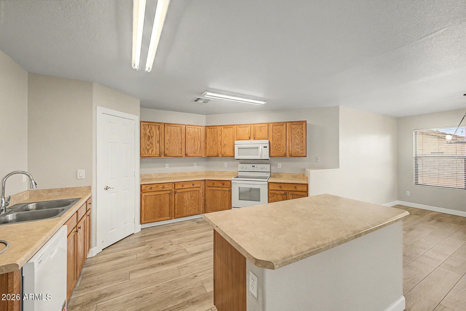 2892 W Goldmine Mountain Drive, San Tan Valley, AZ 85144 — photo 16 of 34
