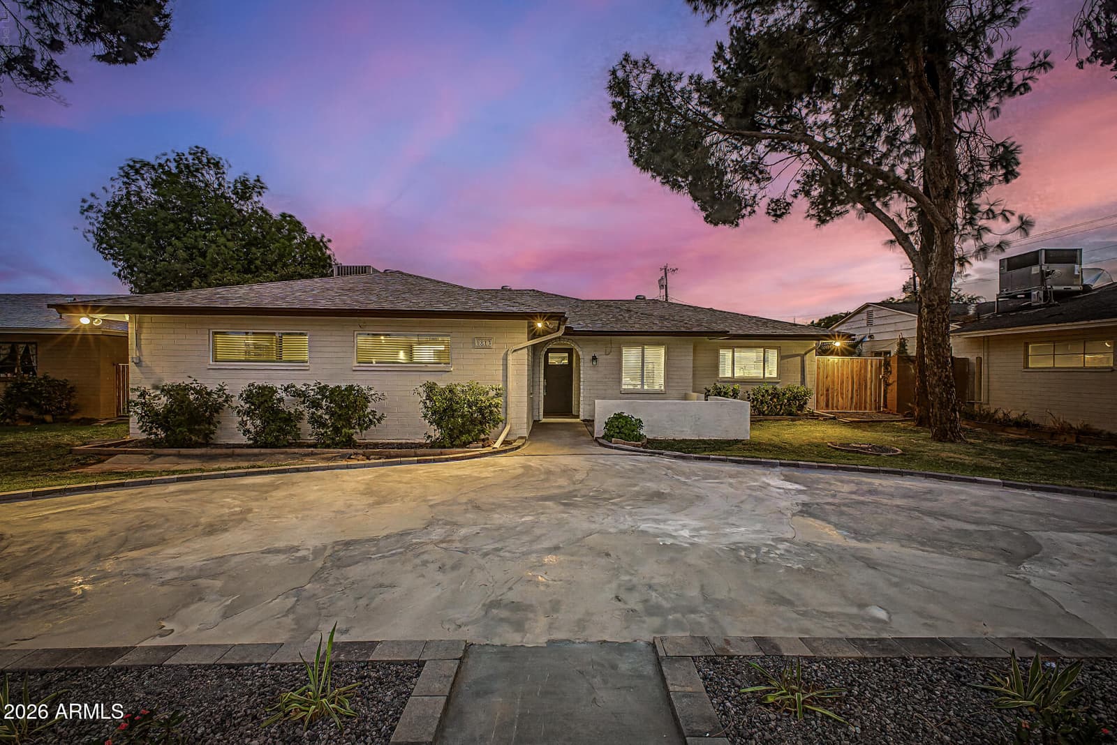 1813 W EARLL Drive, Phoenix, AZ 85015