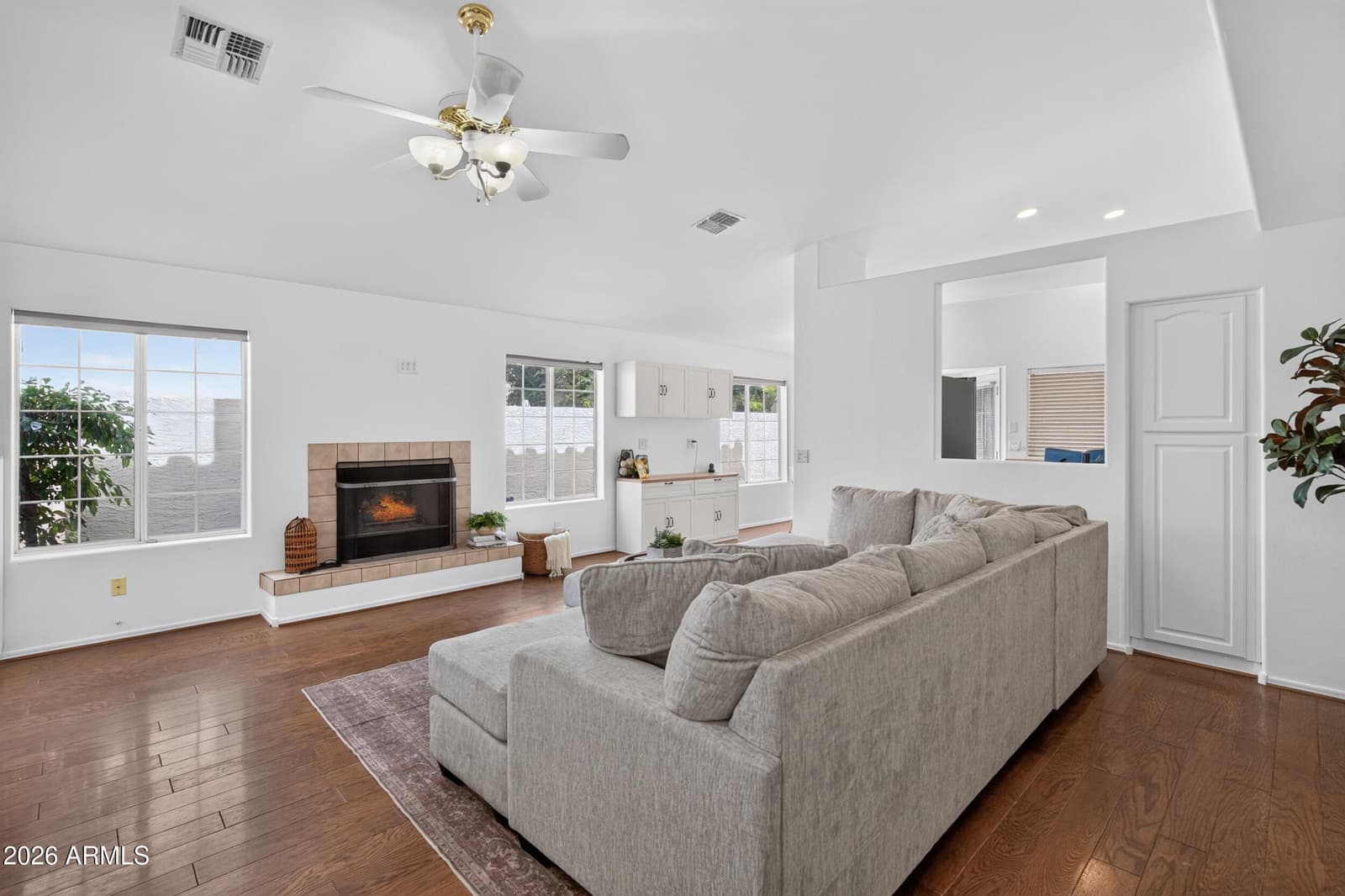 909 S Scallop Drive, Gilbert, AZ 85233 — photo 8 of 42