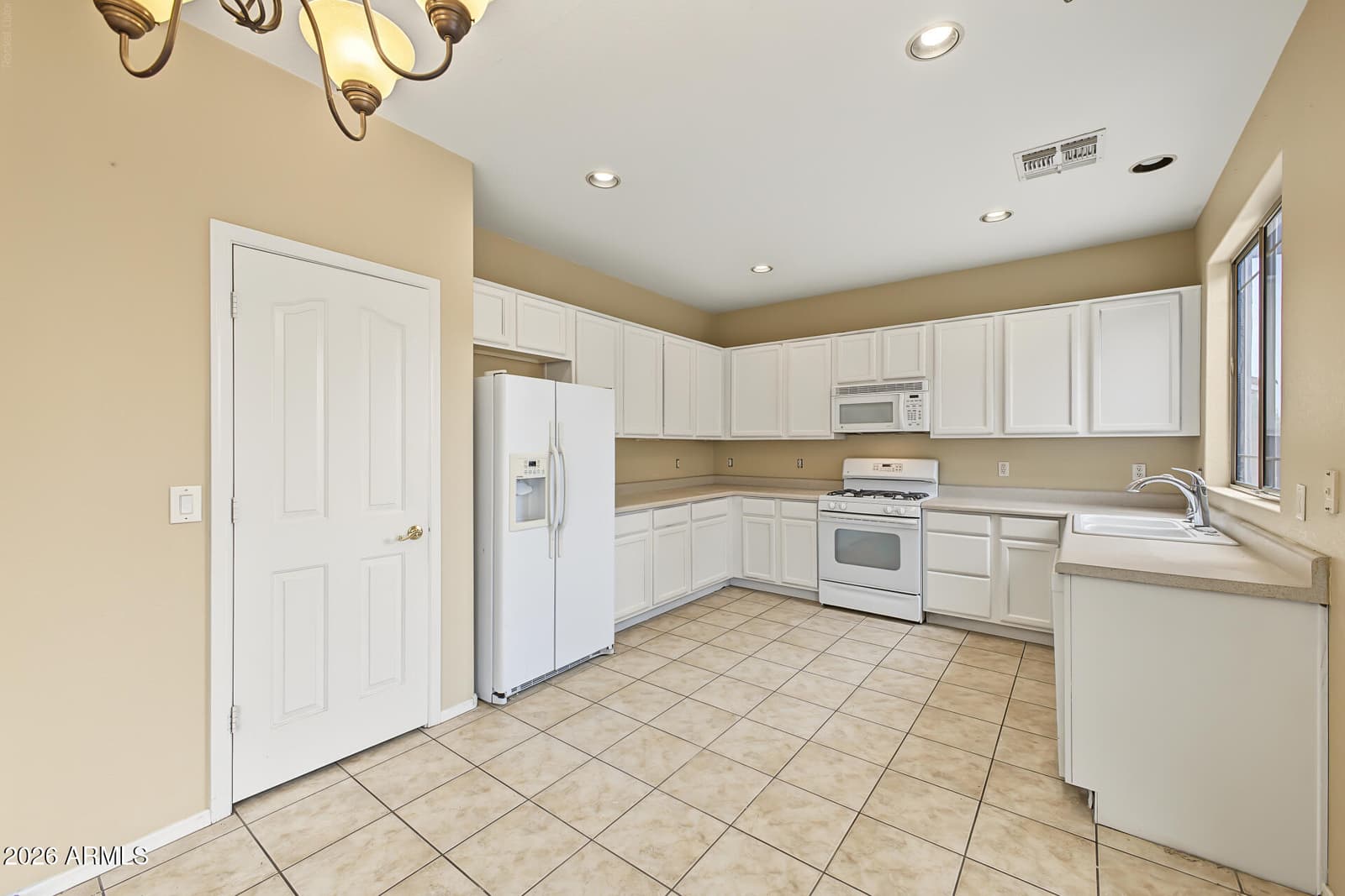 3282 E Lexington Avenue, Gilbert, AZ 85234 — photo 7 of 27