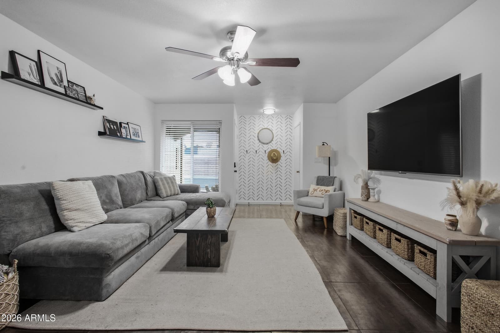 9425 N 63rd Drive, Glendale, AZ 85302 — photo 4 of 32