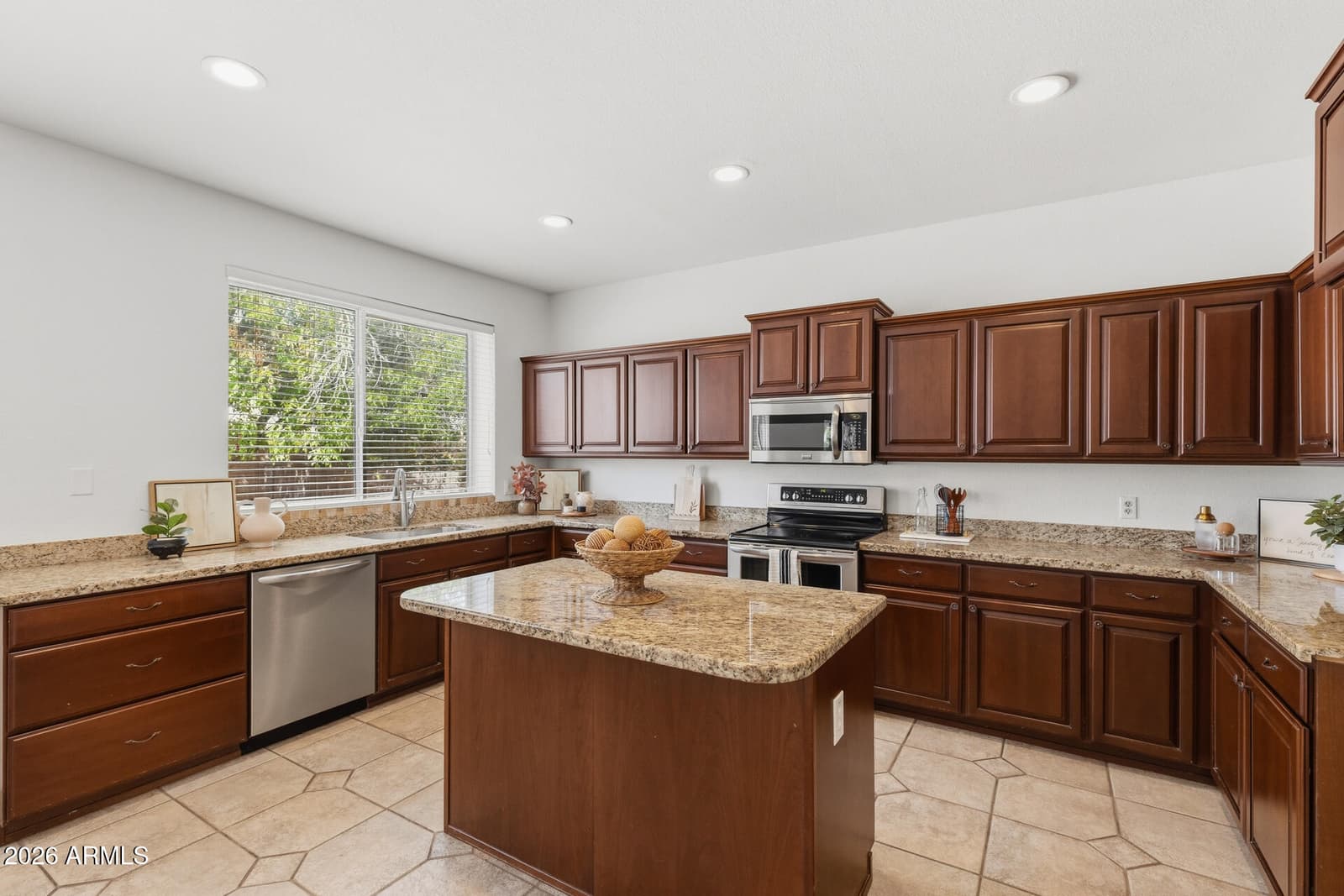 6738 W WAHALLA Lane, Glendale, AZ 85308