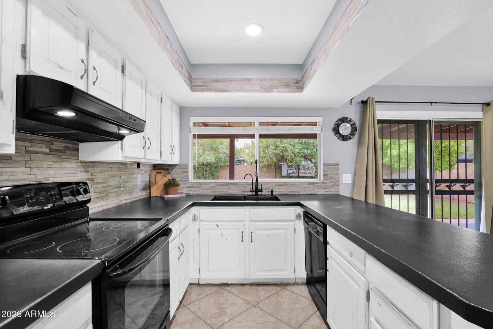 12036 N 41st Drive, Phoenix, AZ 85029 — photo 7 of 32