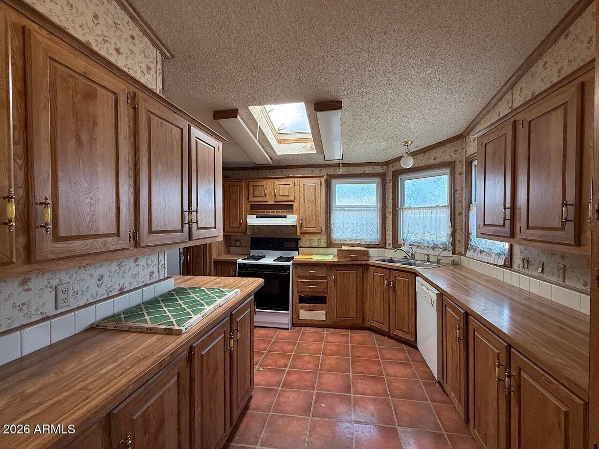 637 S Arnold Way, Coolidge, AZ 85128 — photo 7 of 48
