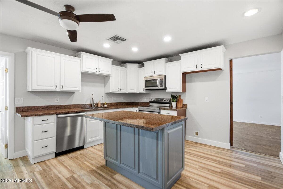 686 W 22nd Avenue, Apache Junction, AZ 85120 — photo 12 of 44